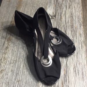 3/$25 Black dexflex Sandals